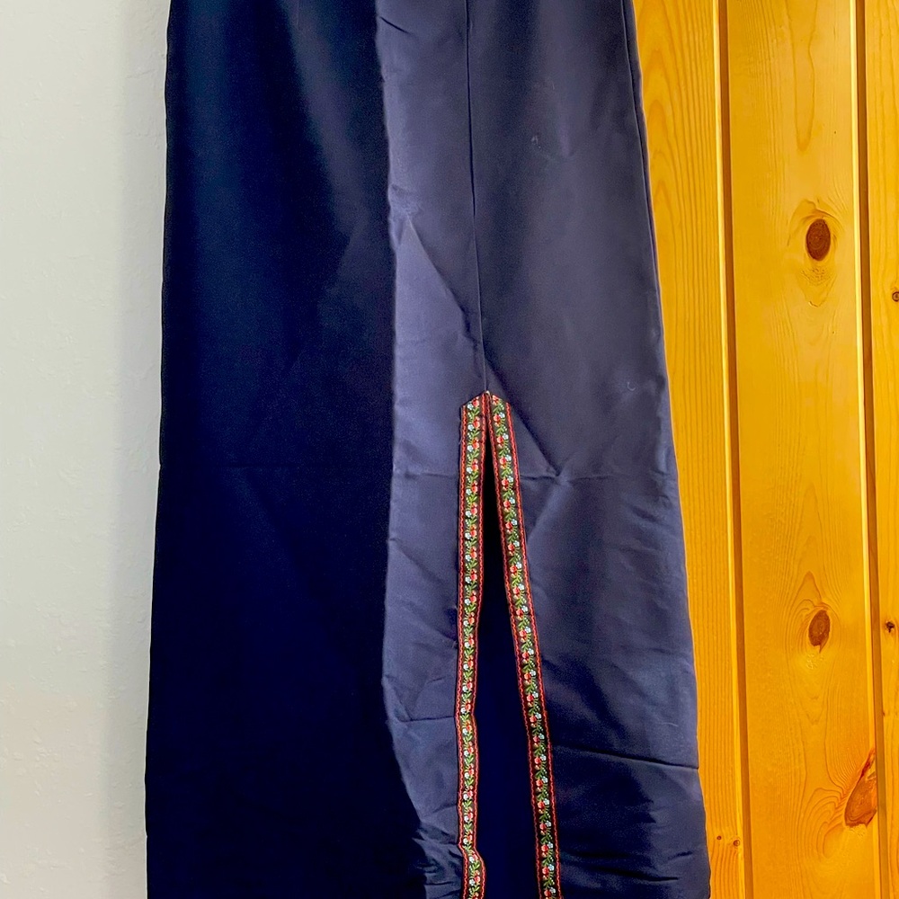 🚨VINTAGE🚨Embroidered Trim Navy Taffeta Skirt